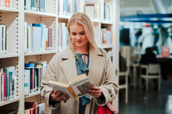 Ida Leino lukee kirjaa kirjastossa.