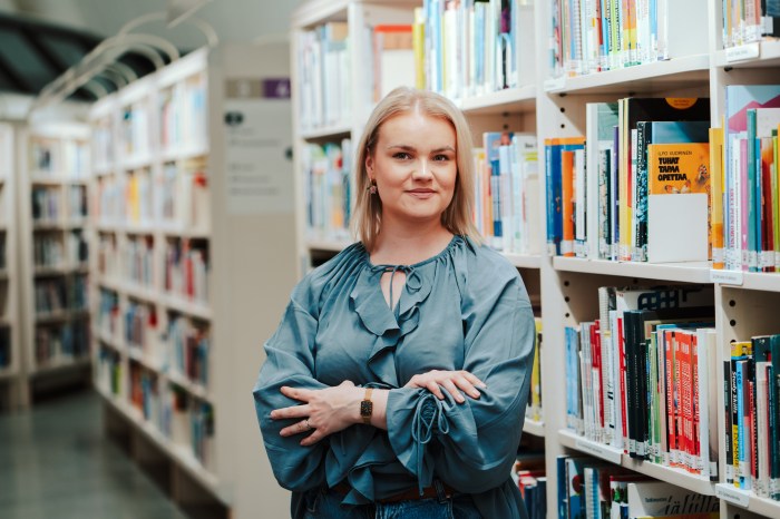 Ida Leino kirjastossa.