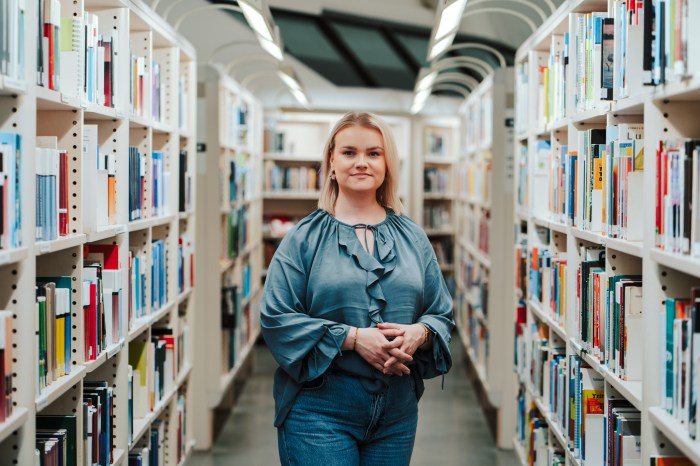 Ida Leino kirjastossa.